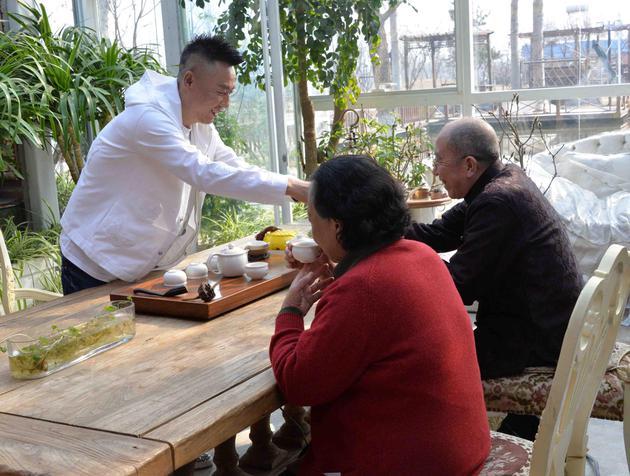 肖亮给剧中父母敬茶