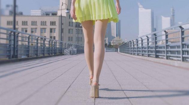 菜菜绪新广告秀美腿