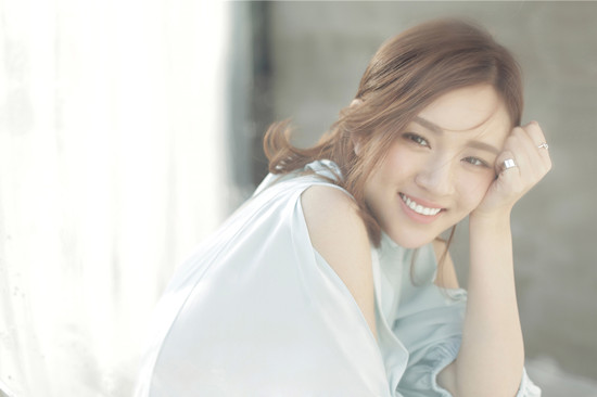 王晓晨侧脸微笑