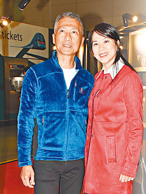 郑文雅昨天出席摄影展,其夫虞哲辉到场支持