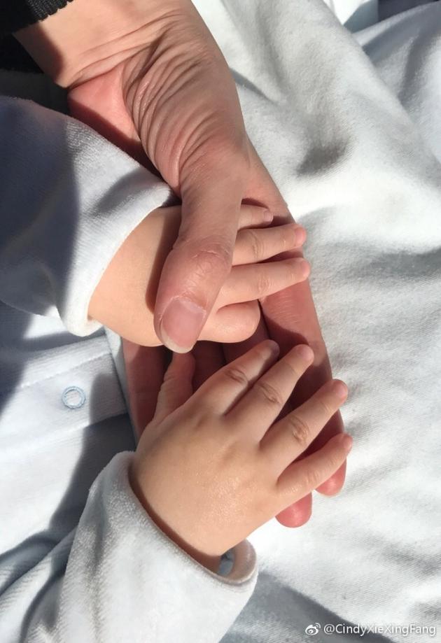 谢杏芳带孩子晒太阳