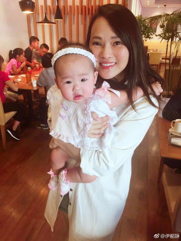 伊能静抱着女儿