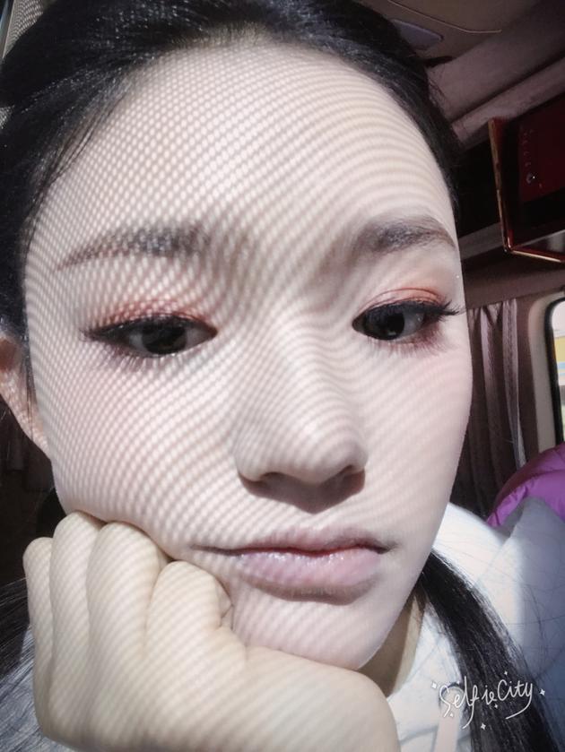 林允晒自拍眼影抢镜