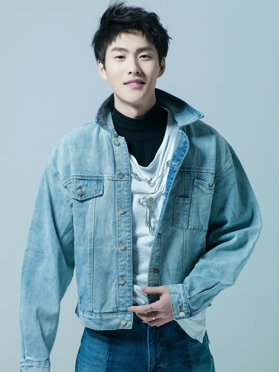 李辰白色情人节写真 白衣牛仔演绎甜蜜魅力