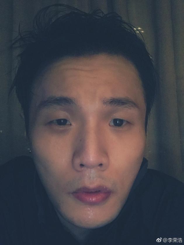 李荣浩努力睁眼睛