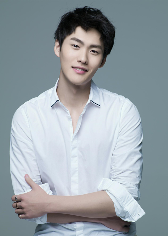 李辰白色情人节写真 白衣牛仔演绎甜蜜魅力