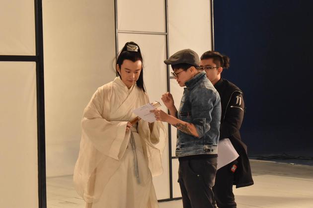 彭宥纶导演在《高能少年团》拍摄中与董子健讲戏