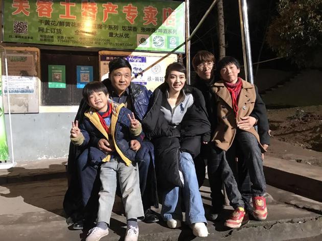 与导演主演们合影