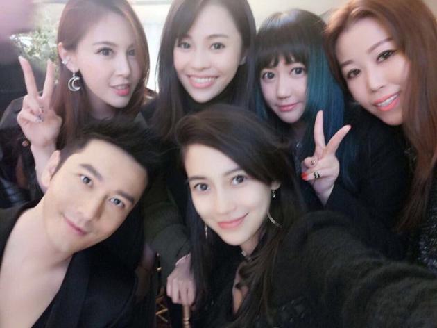 黄晓明夫妇与好友聚会