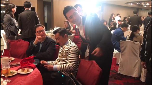 黄晓明代员工要签名