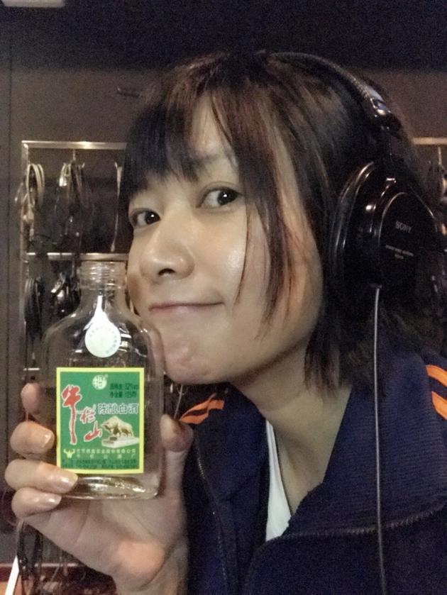徐静蕾边喝白酒边录歌