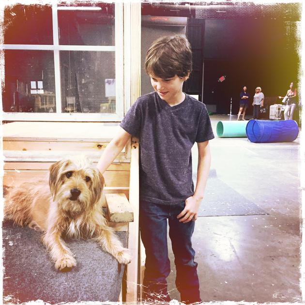 《神探狗笨吉》 剧照