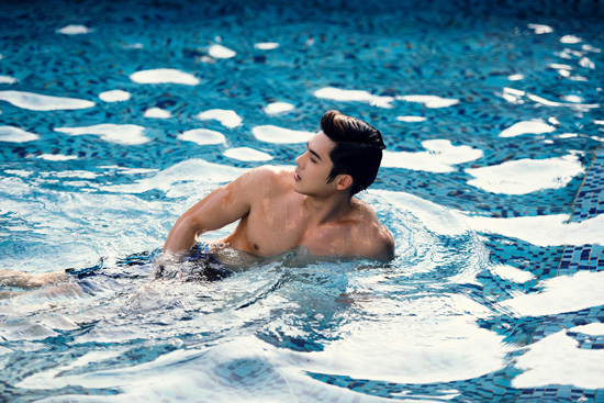 陈奕游泳侧颜