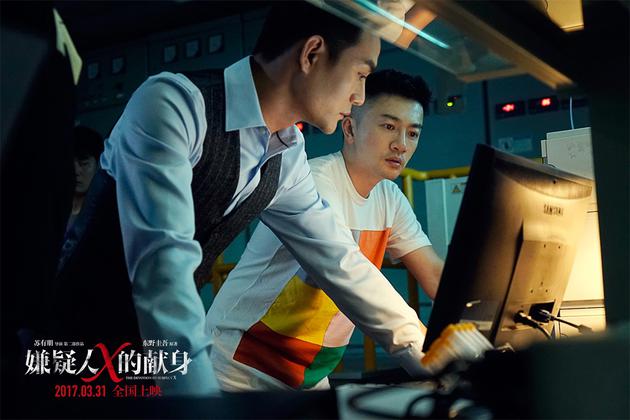 在拍摄现场,导演苏有朋给王凯讲戏