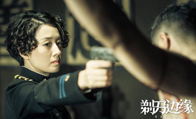 马伊琍神色严肃