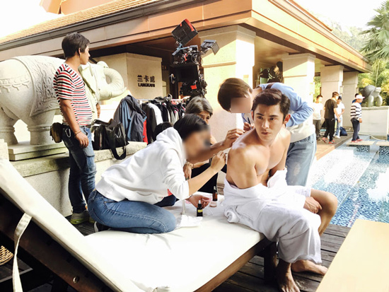 工作人员为陈奕化特效装