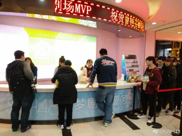 林思意、李艺彤、张怡成员担任一日店员