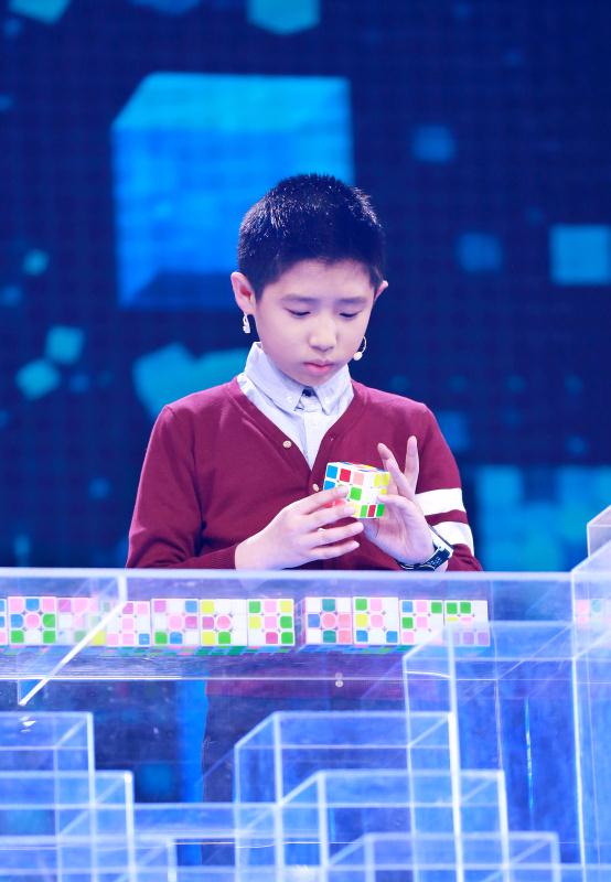 魔方少年用冷静与智慧挑战不可能