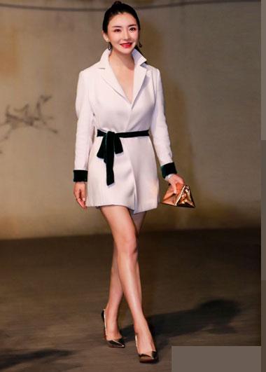 王沁宜穿金色高跟鞋亮相秀美腿 欲参加综艺