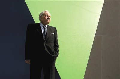 美国著名慈善家和亿万富翁大卫-洛克菲勒,系家族第三代中的佼佼者。