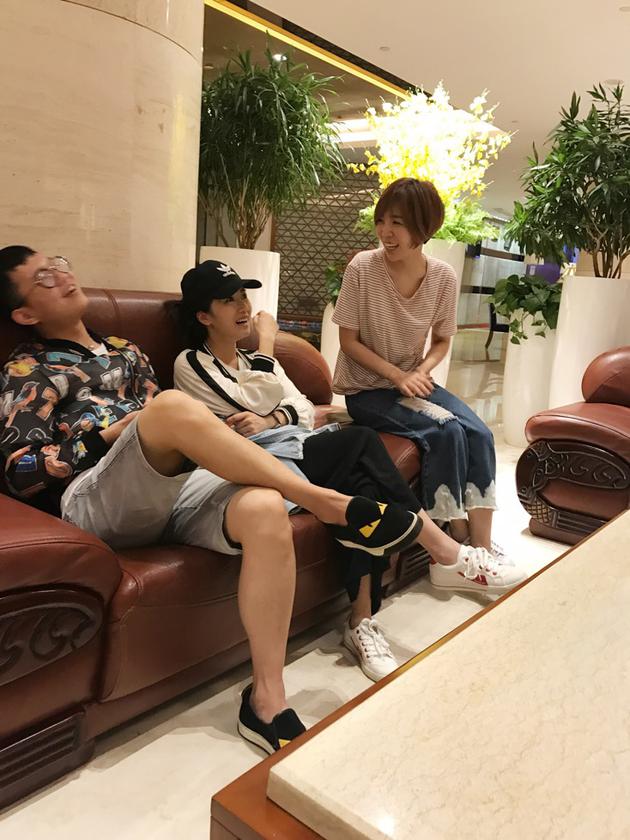 李念与工作人员
