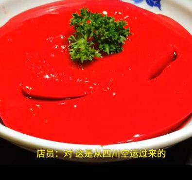 记者暗访时，店员称鸭血是从四川空运过来的 