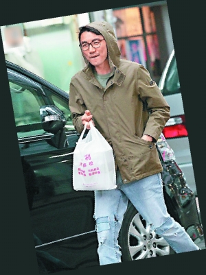 洪永城日前被拍到提着外卖食物抵达唐诗咏香闺