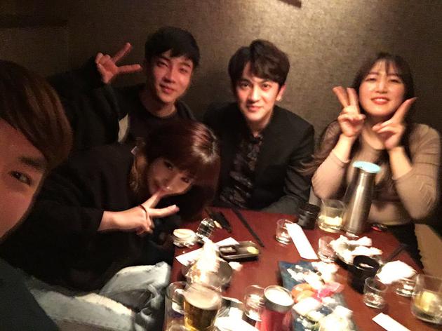 朴春晒照庆生开心比剪刀手 剪了短发脸又变了