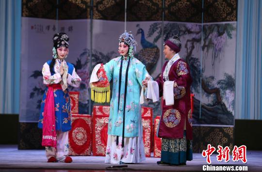 3月24日晚，由国家京剧院献演的传统戏曲大剧《锁麟囊》在甘肃大剧院上演。　钟欣　摄