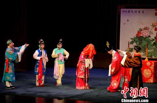 3月24日晚，由国家京剧院献演的传统戏曲大剧《锁麟囊》在甘肃大剧院上演。　钟欣　摄