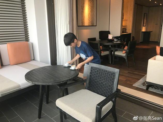天天为爸爸端茶