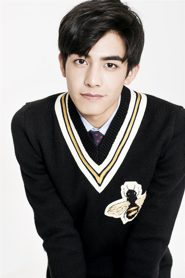 宋威龙18岁生日写真曝光 关晓彤黄景瑜送祝福