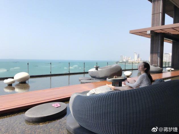 蒋梦婕晒度假照