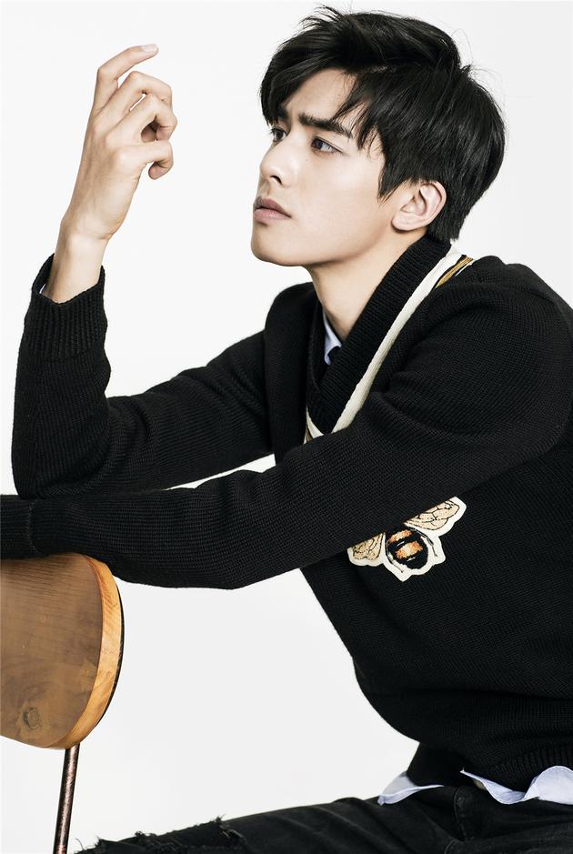 宋威龙18岁生日写真曝光 关晓彤黄景瑜送祝福