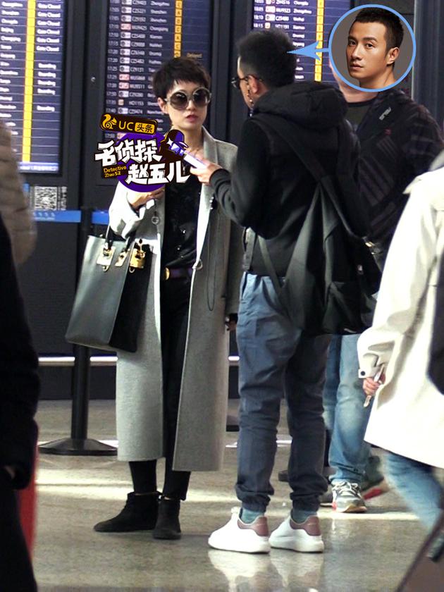 文章马伊琍合体现身机场 打电话时各占一角