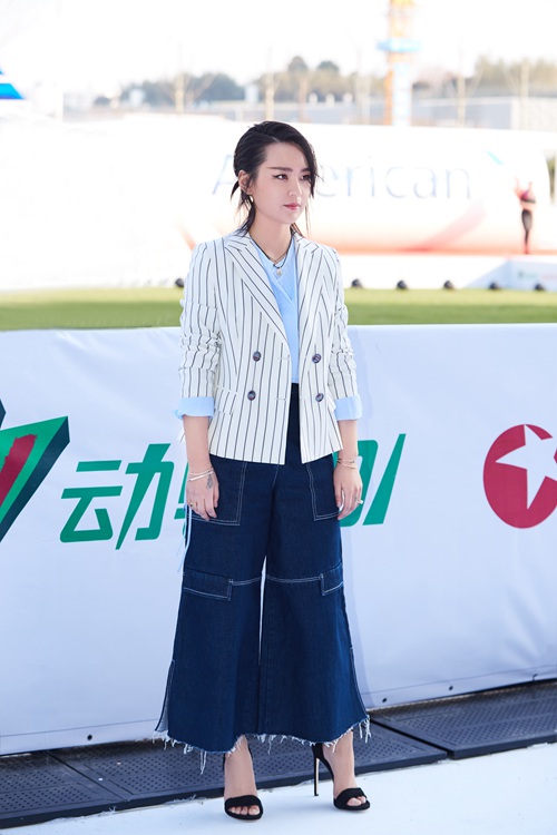 周笔畅亮相红毯