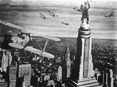 1933版《金刚》,用现在的眼光看，难免显得粗糙，但金刚爬上帝国大厦那一幕，却让当年的美国观众激动不已。