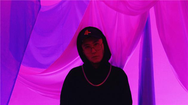 阿克江新歌《ocean》mv首发 用深蓝营造别样浪漫