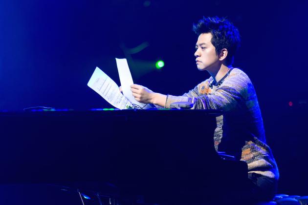 《歌手》突围赛李健耗神填新词 玩笑放话要拿