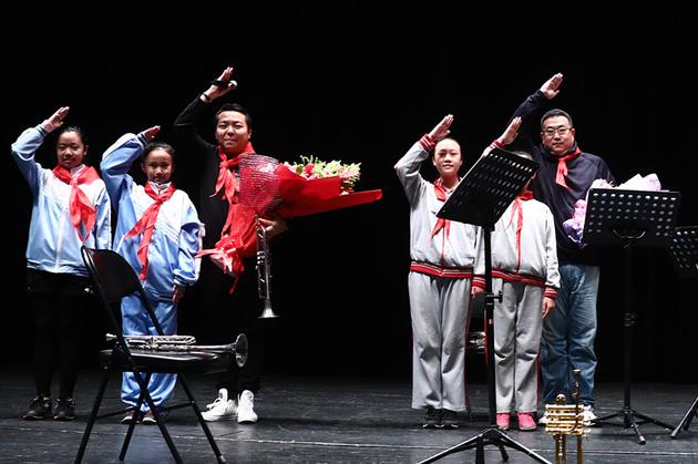 少先队员和艺术家行少先队礼