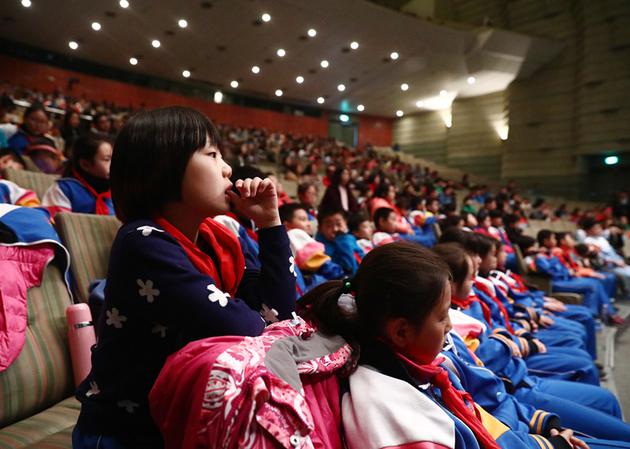 小朋友专注看演出