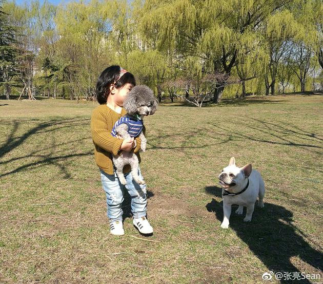 张亮晒女儿可爱近照 