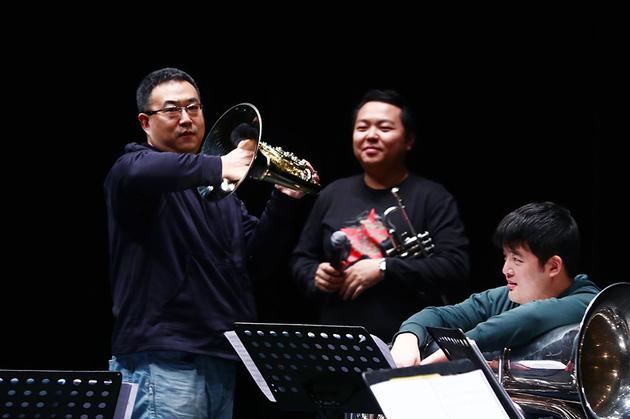 演奏家讲解乐器知识