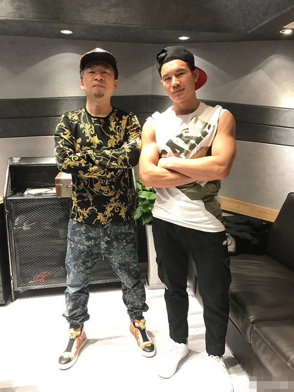 谢孟伟录制最新单曲 铮铮铁汉也有柔情一面|谢孟伟|嘎子|单曲_新浪娱乐_新浪网