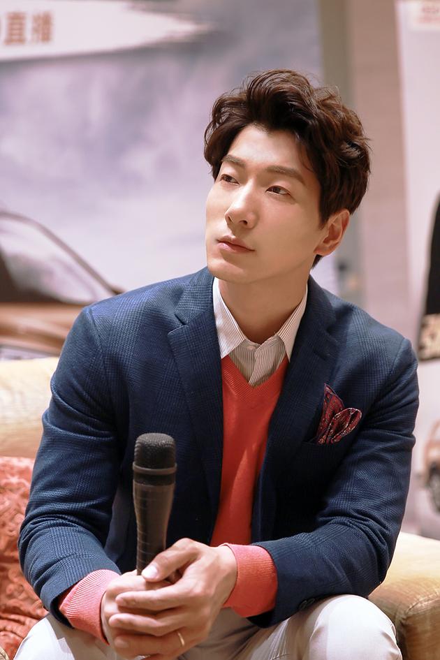 张亮现身量腿长114厘米 变身段子手语出惊人