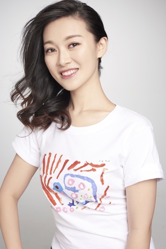 常思思身穿爱心T恤，为爱站台