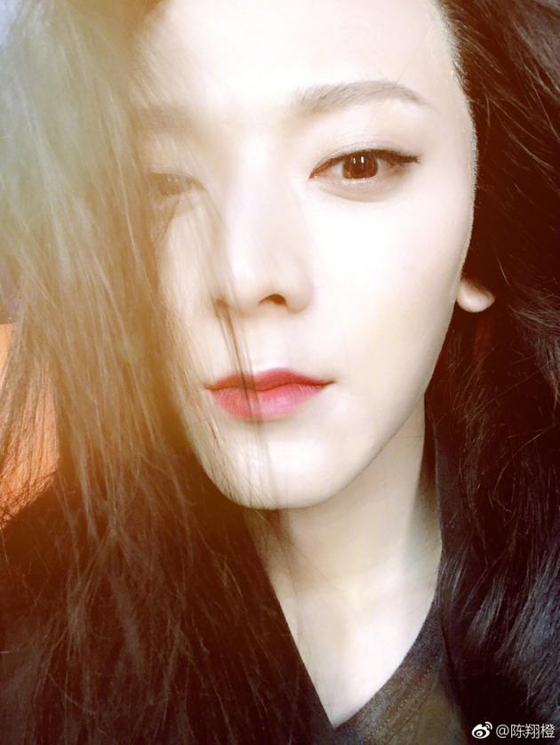 陈翔化女生妆容自夸是“陈冰冰”