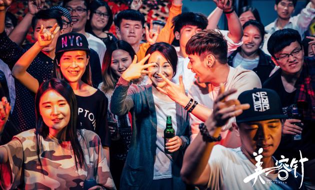 杜天皓携闫妮夜店热舞，重返少女时代