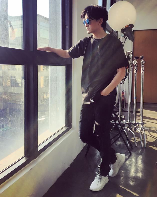 郑元畅年后休假归来首开工 网友高呼 望穿秋水