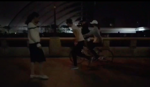 邓紫棋学骑自行车